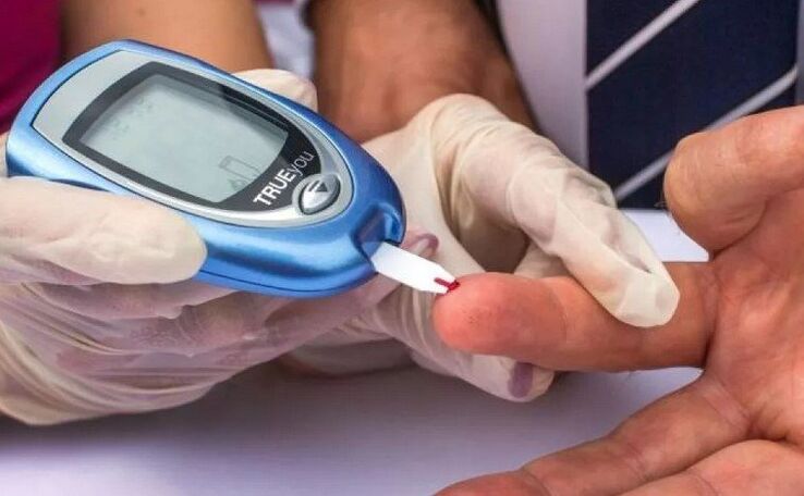 Diyabet için risk faktörleri olan bir kişinin kanındaki glikoz seviyelerinin test edilmesi gerekir.